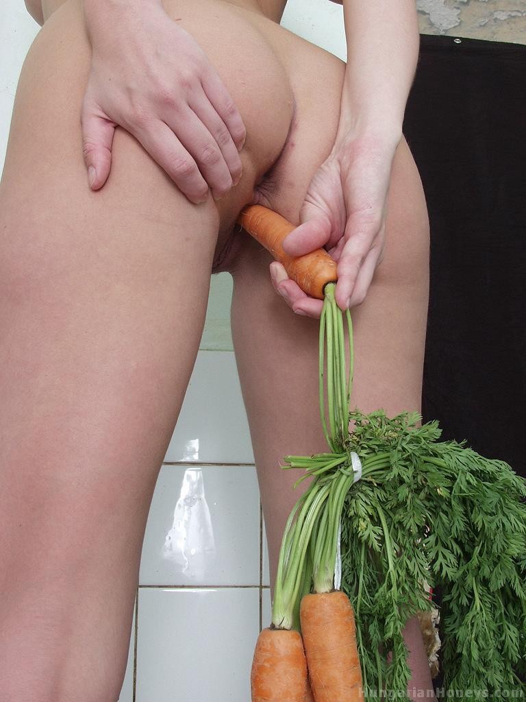 Молодая хозяйка дрочит на кухне свежей морковкой фото