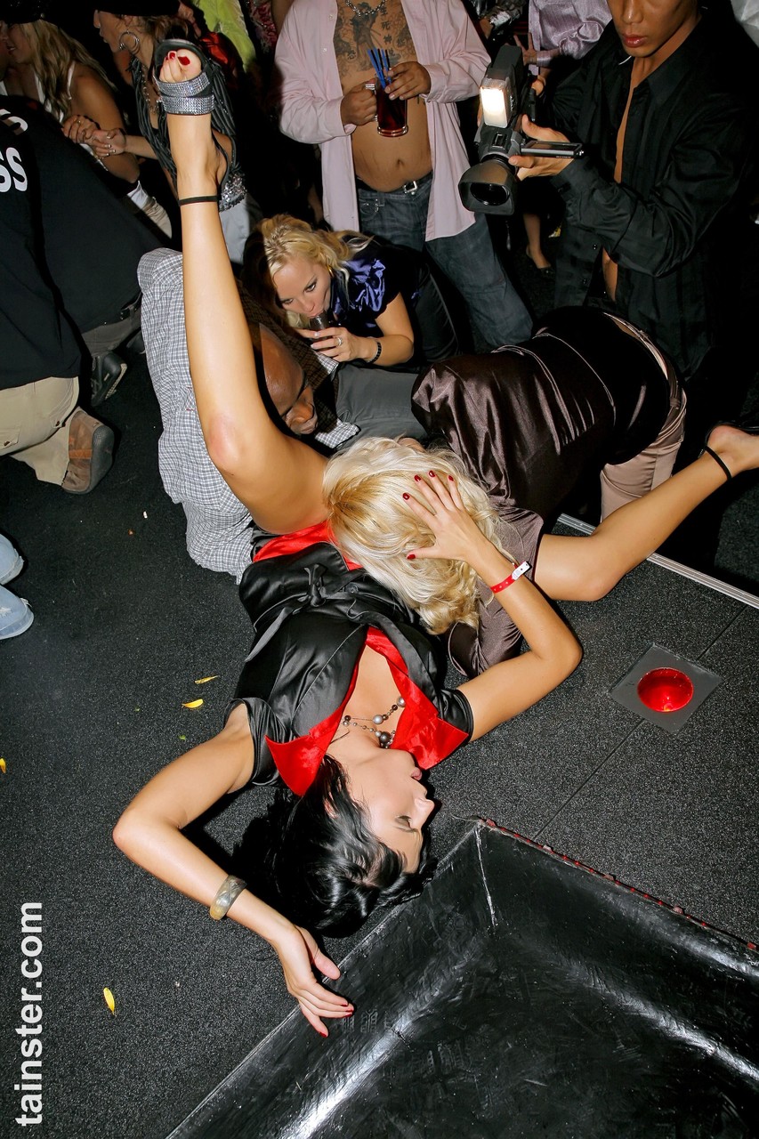Clothed women engage in straight and lesbian sex while at a party ポルノ写真 #429030145 | Tainster Pics, Party, モバイルポルノ