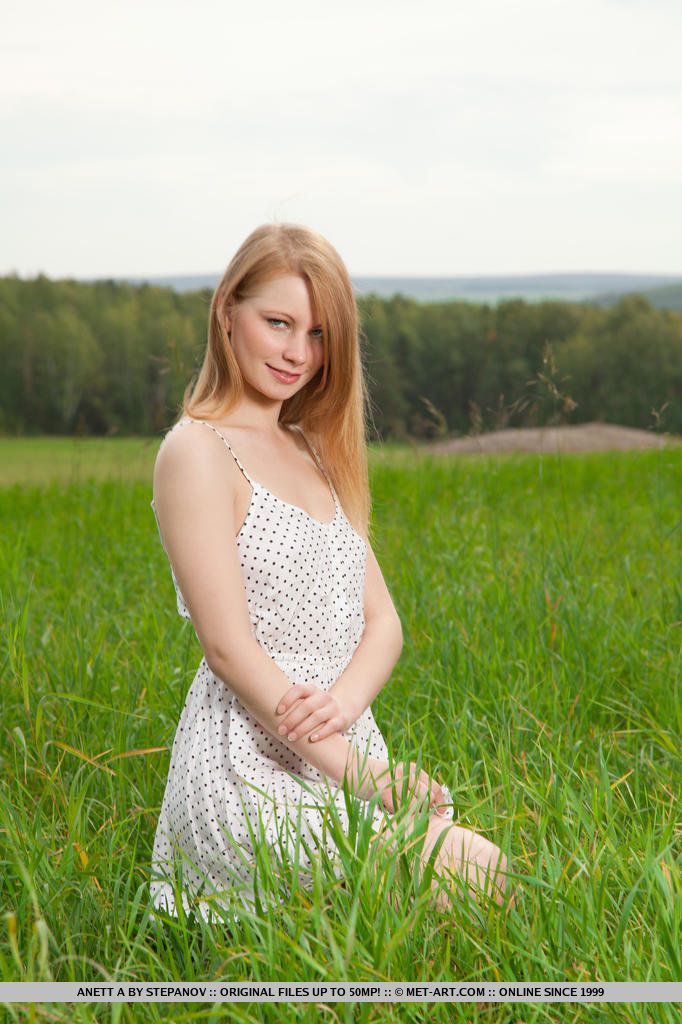 Fair skinned teen Anett A shows her naked beauty in a field of green grass 色情照片 #428729864