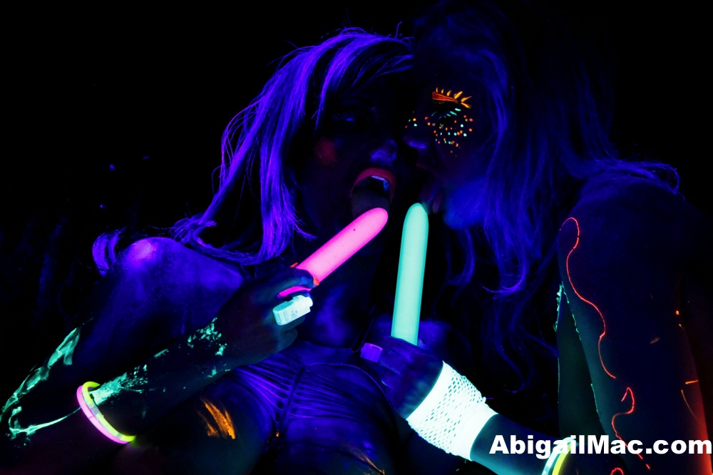 Abigail Mac Puba Network Glow in the dark lesbians foto porno #425593559