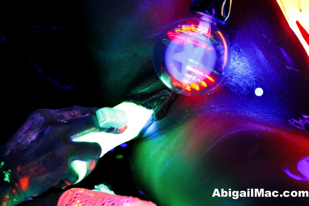 Abigail Mac Puba Network Glow in the dark lesbians foto porno #425509244