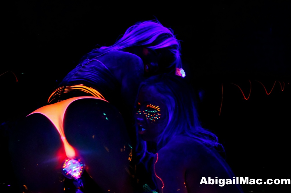 Abigail Mac Puba Network Glow in the dark lesbians foto porno #425593582