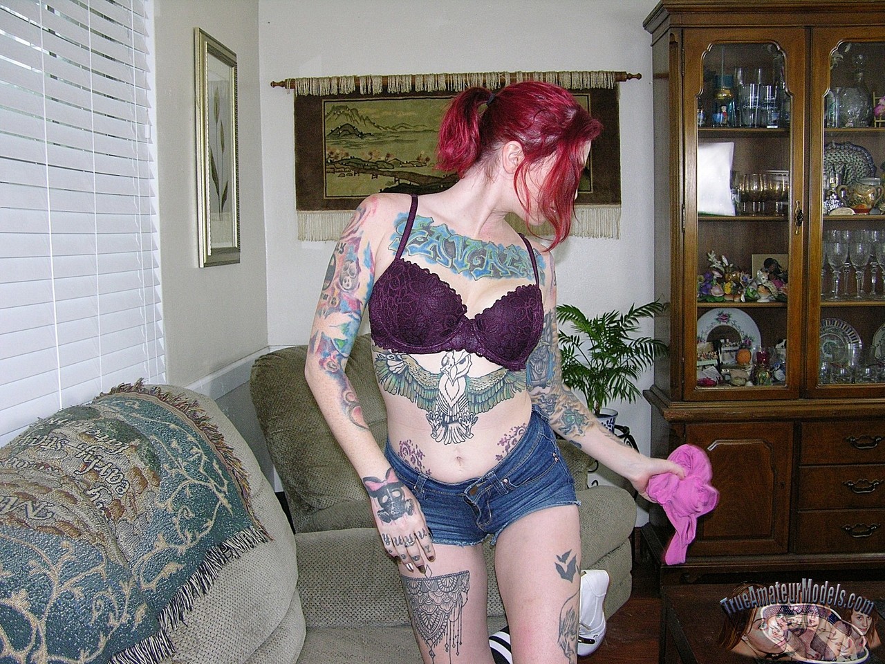 Tattooed redhead Lola takes off her glasses and clothes for her first nudes porno foto #426299014