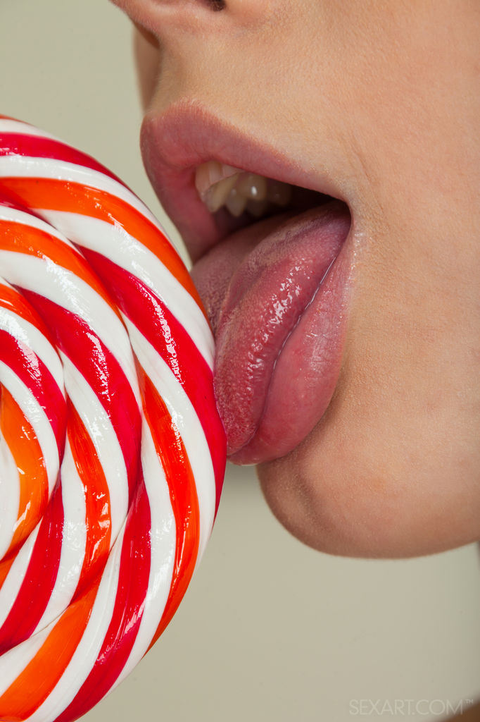 Naked teen Winnie licks a lollipop while fingering her shaved vagina foto pornográfica #428467953