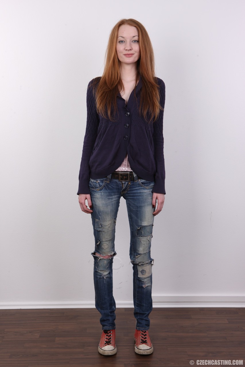 Natural redhead Klara doffs ripped jeans and a blazer on way to posing naked ポルノ写真 #422697422