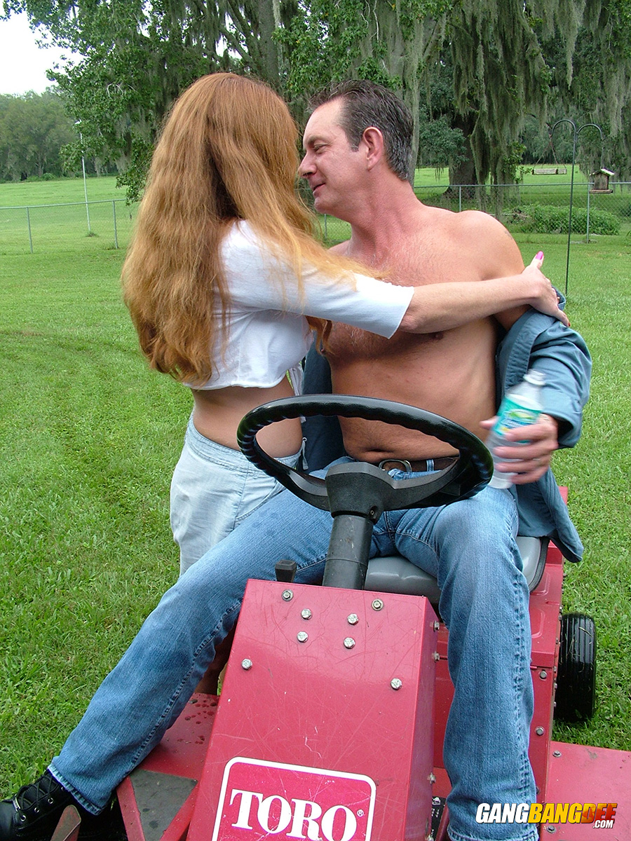 Older amateur Dee Delmar hops on her guys dick while he mows the lawn foto pornográfica #424015589 | Gang Bang Dee Pics, Dee Delmar, Outdoor, pornografia móvel