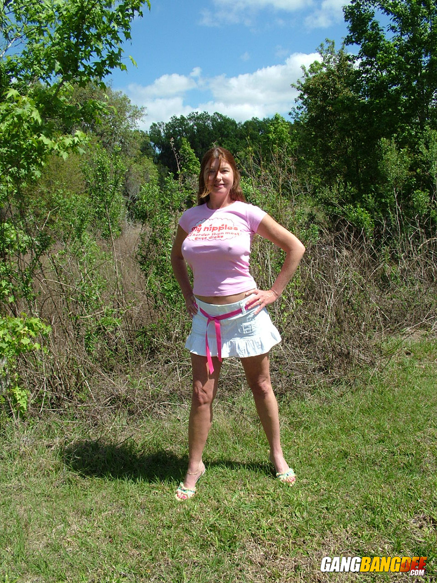 Mature woman Dee Delmar shows off her her large tits in backyard Porno-Foto #424012405 | Gang Bang Dee Pics, Dee Delmar, Outdoor, Mobiler Porno