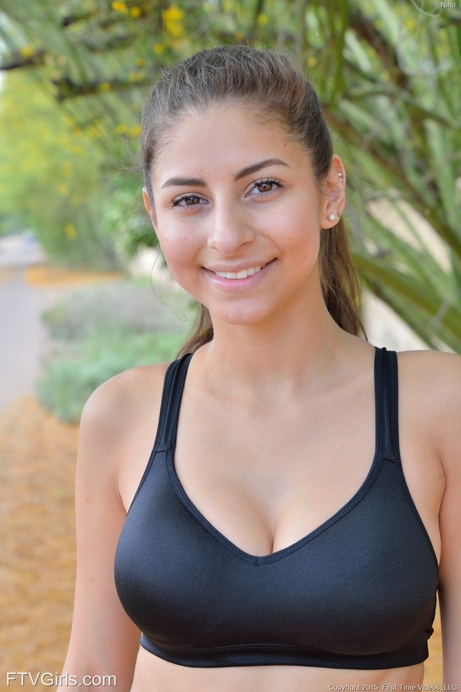 Teen jogger pauses to take off her spandex pants and bra on a run Porno-Foto #424667840