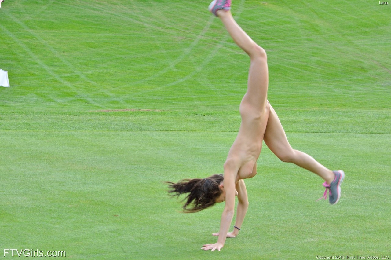 Fit chick strips off sports workout clothes to model naked on golf course porno fotoğrafı #424166912