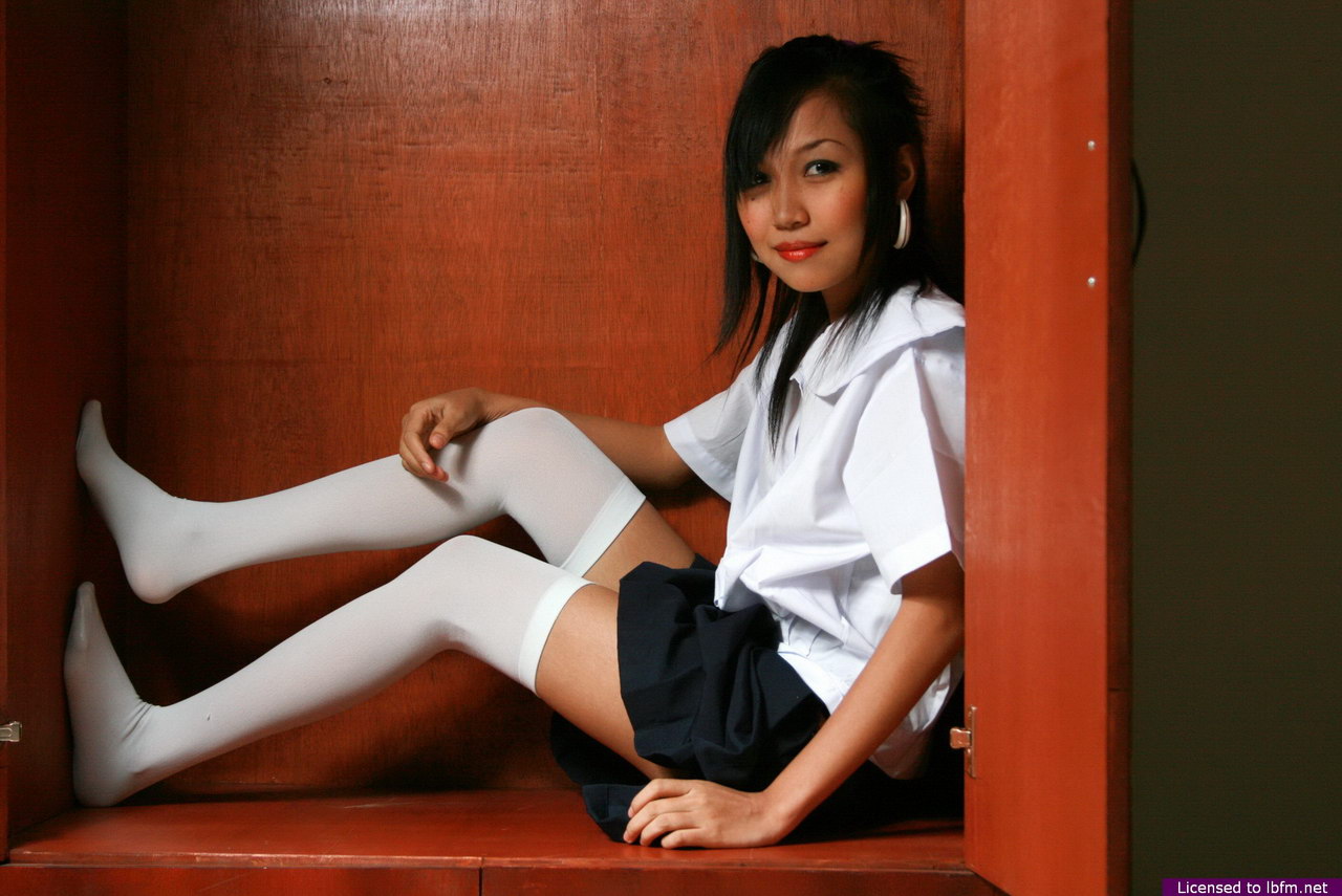 https://www.pornpics.com/de/galleries/asian-schoolgirl-strips-to-white-thigh-highs-before-showcasing-her-tight-slit-74185218/
