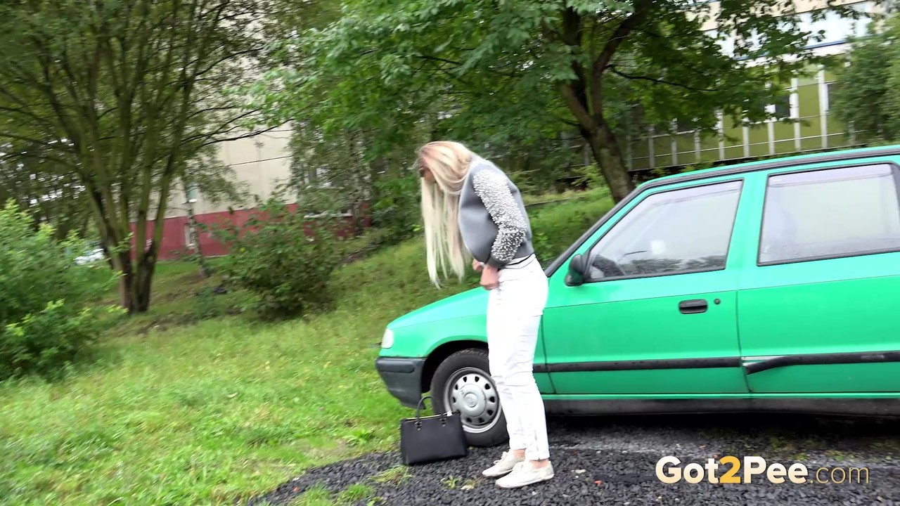Blonde girl Proxy squats for a pee by her car after finding herself locked out foto porno #428594046