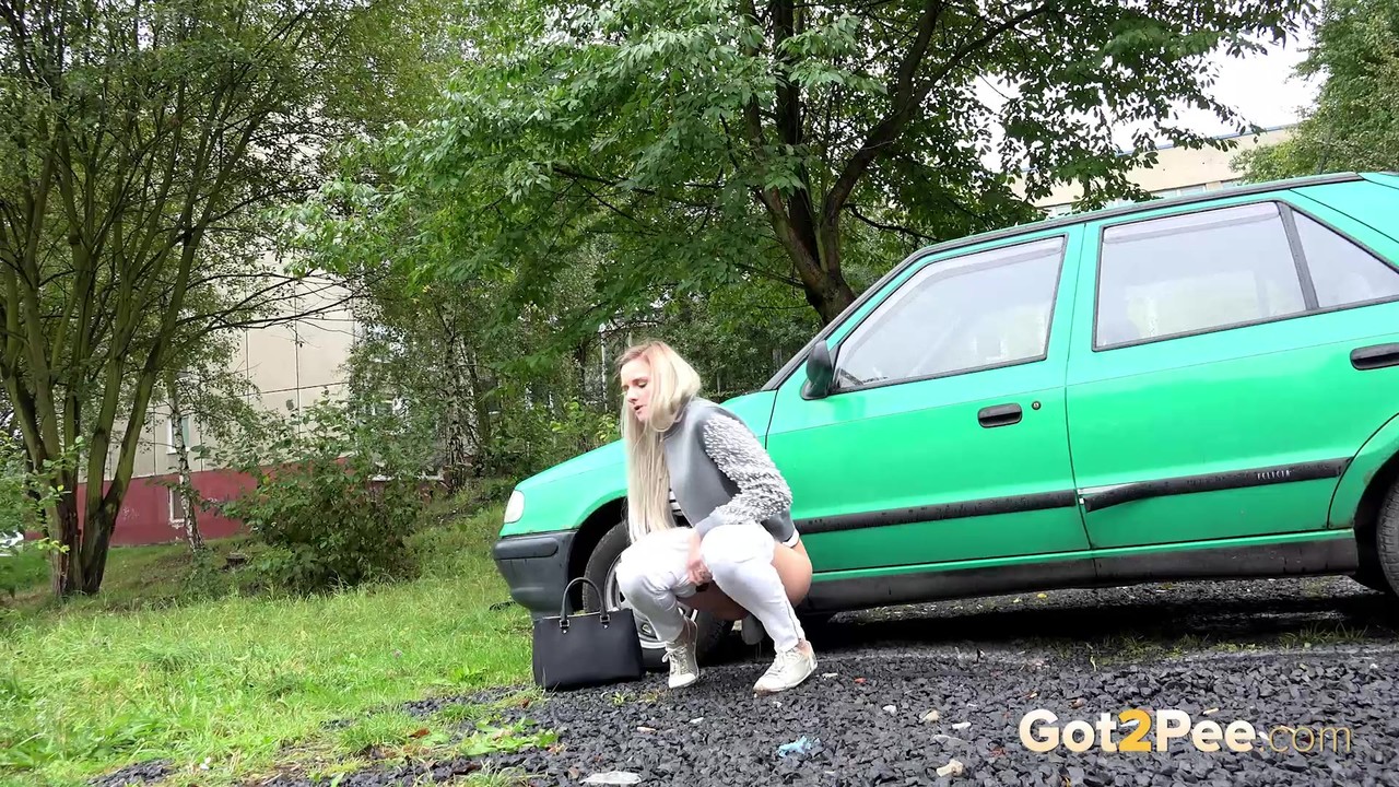 Blonde girl Proxy squats for a pee by her car after finding herself locked out porno foto #428594047