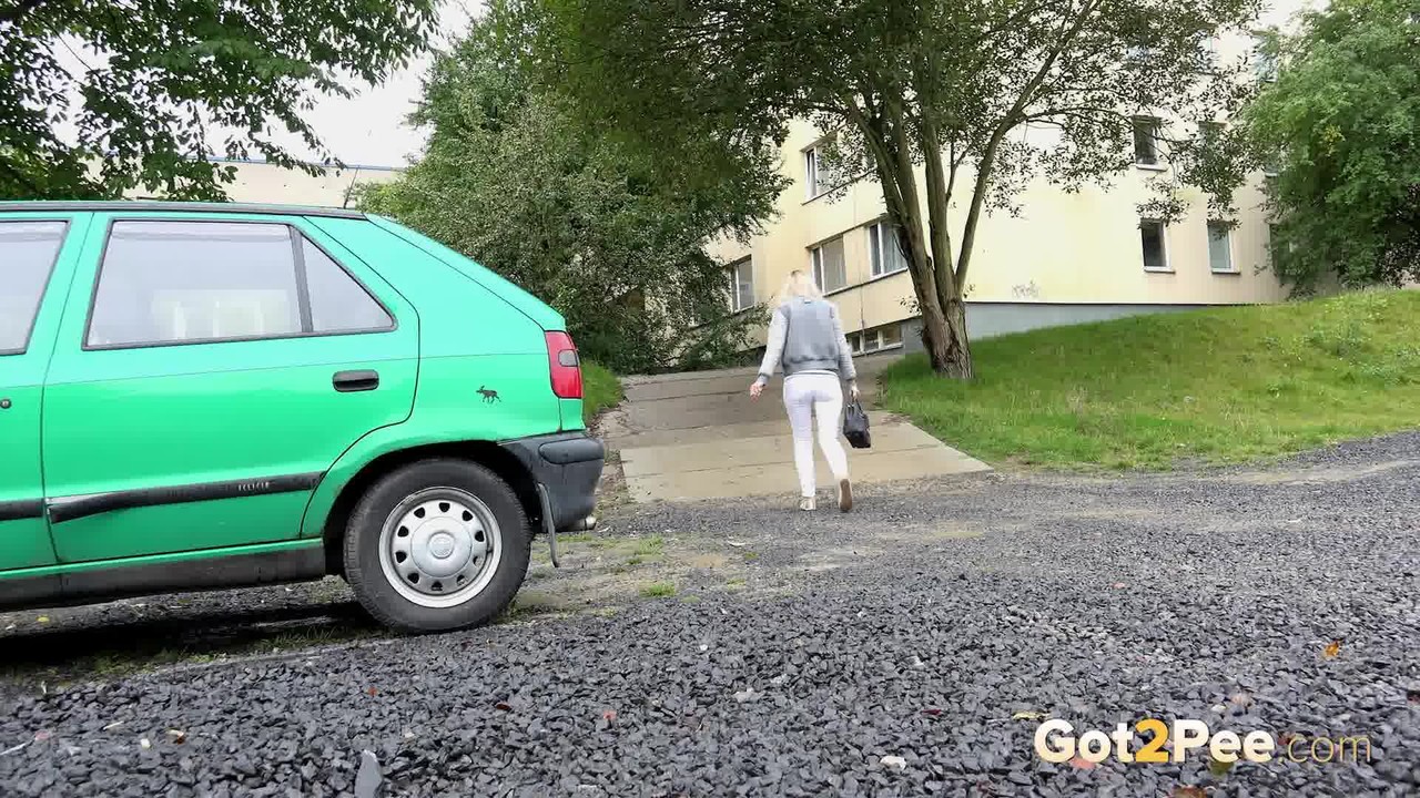 Blonde girl Proxy squats for a pee by her car after finding herself locked out ポルノ写真 #428594060 | Got 2 Pee Pics, Proxy, Public, モバイルポルノ