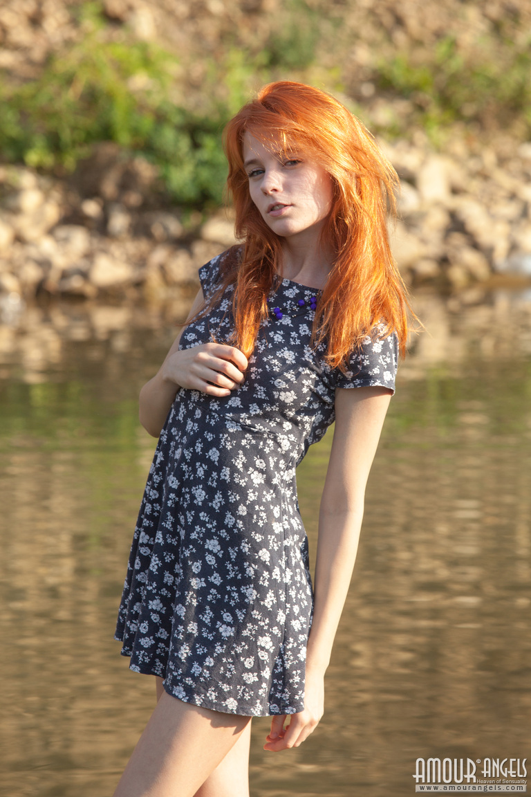 Sexy redheaded teen poses her thin body in the nude by a stream порно фото #424581270