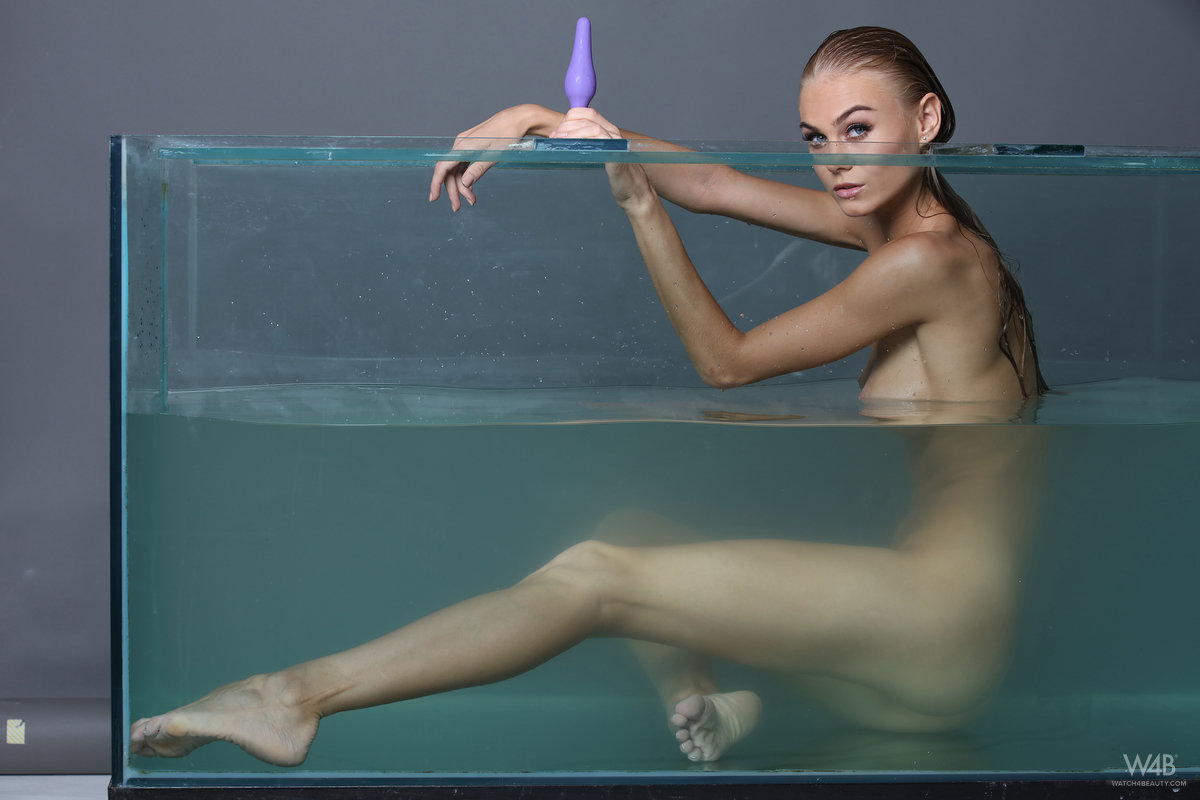 Wet teen Nancy A removes her bikini bottoms while modeling in water ポルノ写真 #424724039
