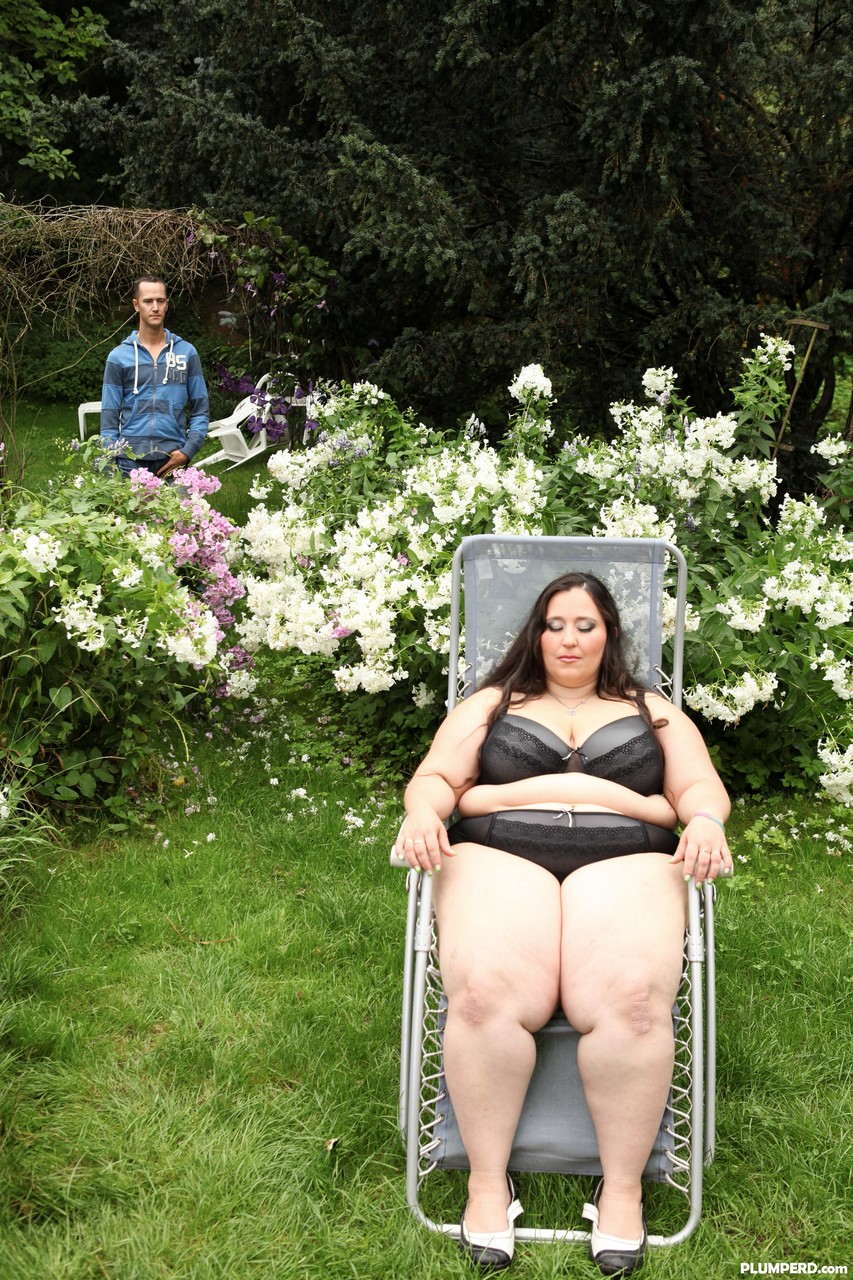 Super sized BBW Jitka sits on a Peeping Tom's face in the garden foto porno #422571742