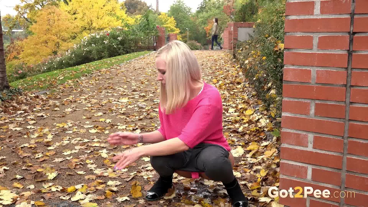 Natural blonde Debora pulls down her leggings for a pee on a leaf strewn drive ポルノ写真 #428767158 | Got 2 Pee Pics, Debora, Pissing, モバイルポルノ