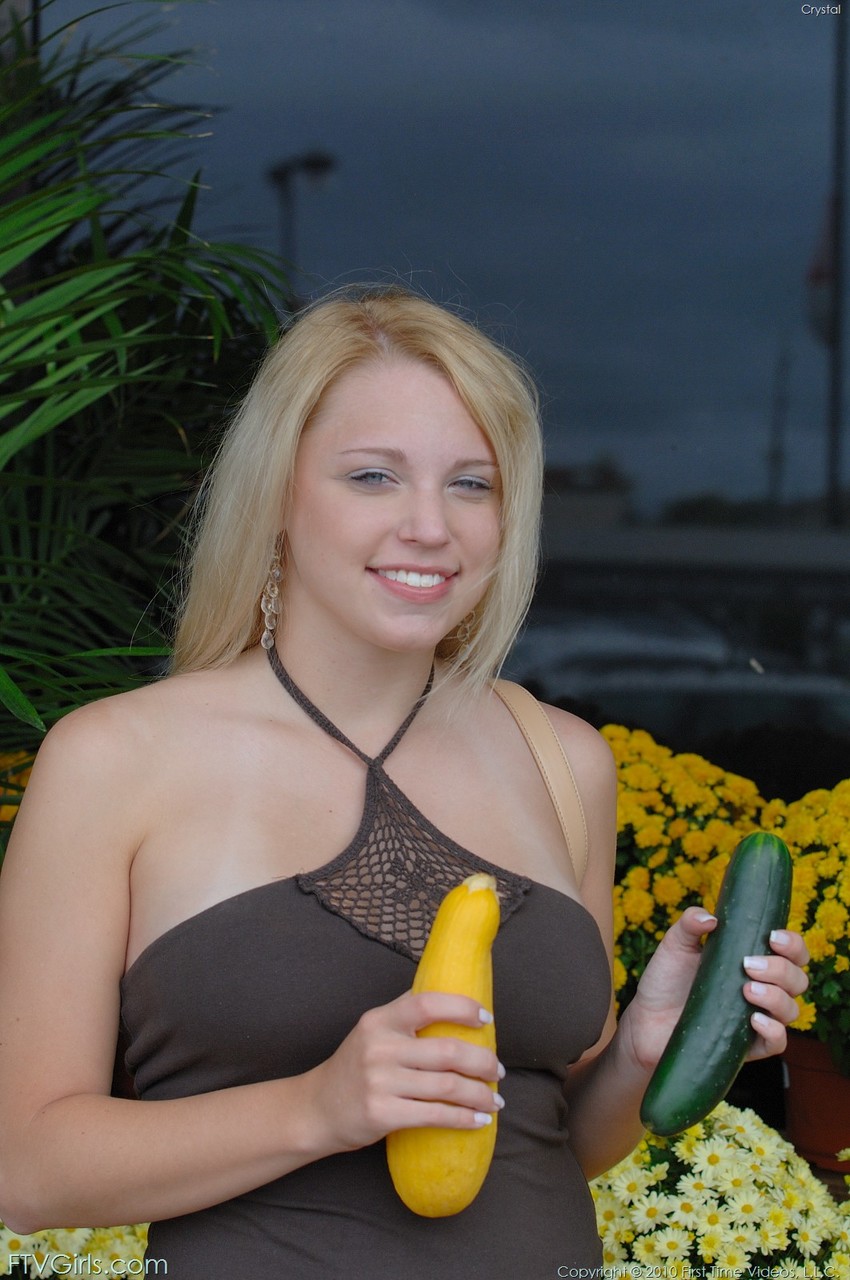 Natural blonde with big boobs shoves vegetables up her horny snatch porno foto #425764996