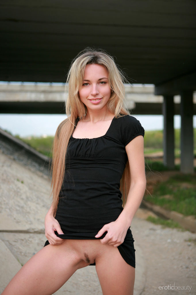 Hot teen with long blonde hair Natalia B poses naked near an overpass foto pornográfica #424236831