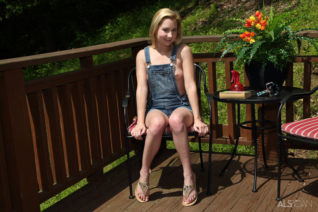 Petite teen Odette Delacroix pees on the deck after a speculum insertion ポルノ写真 #427680184