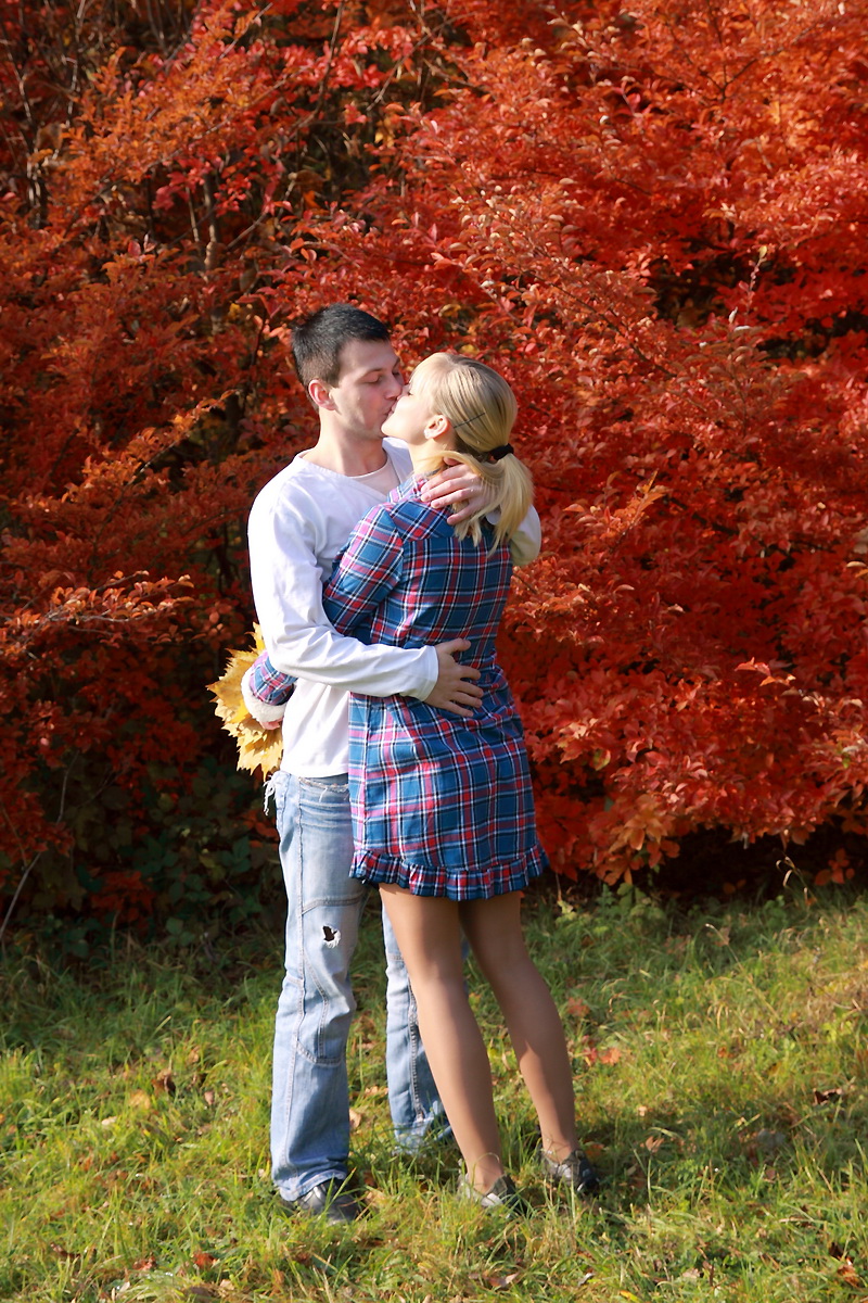 Blonde teen and her boyfriend enjoy an autumn day before sex in a cabin foto porno #428824538