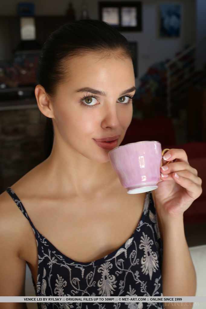 Exotic teen Venice Lei is ready for nude posing after her morning coffee foto porno #424273612