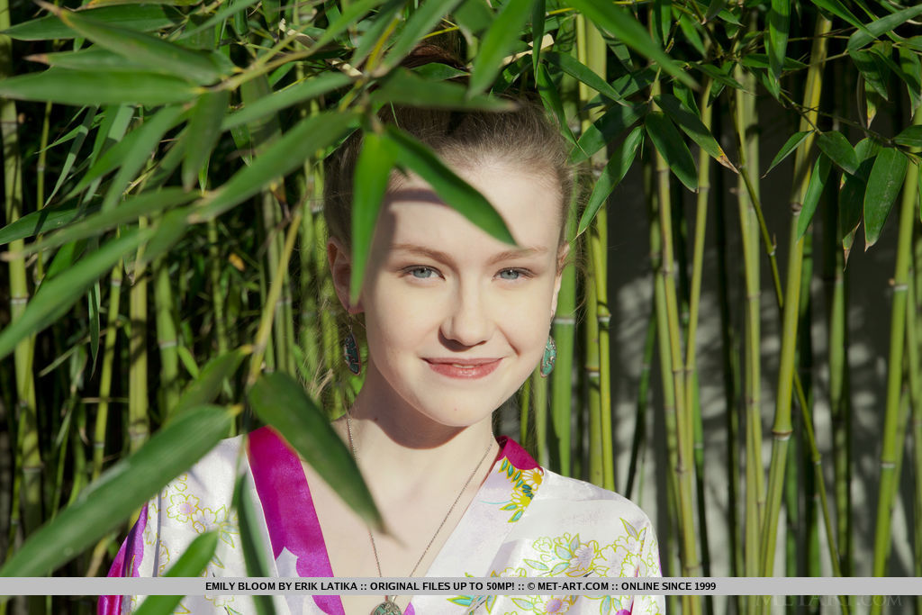 Sexy little geisha Emily Bloom spreading naked to show bald twat in the bamboo foto porno #428576376