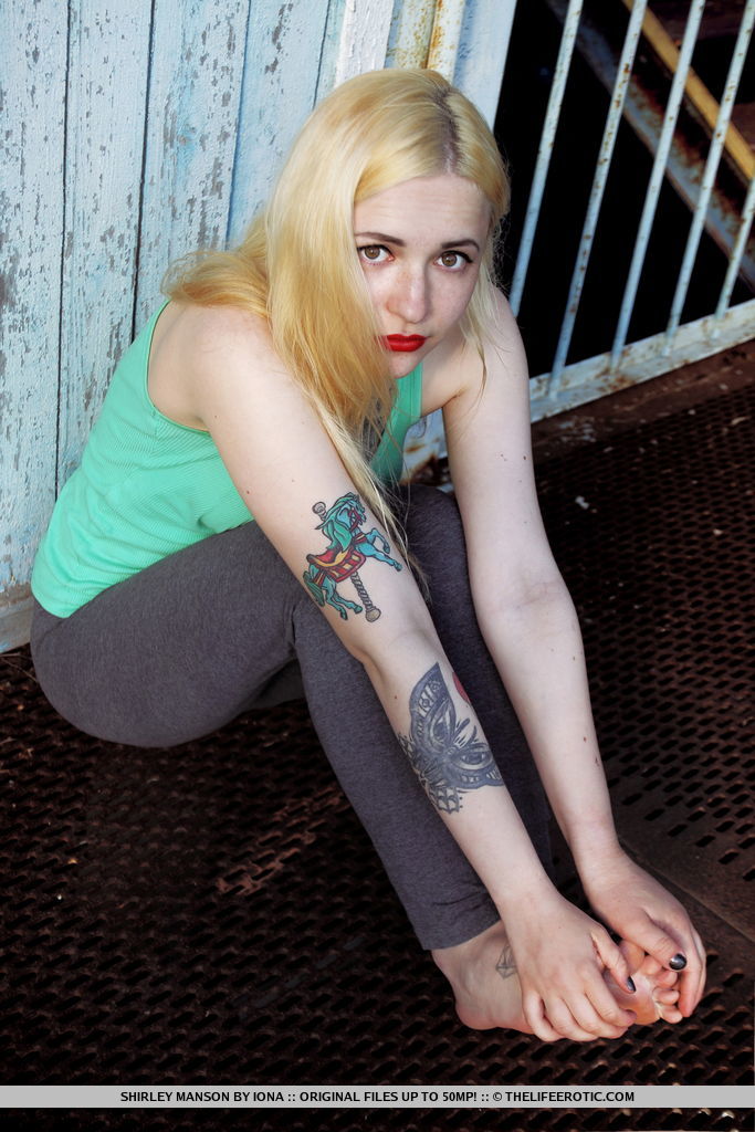 Tattooed blonde girl Shirley Manson strips & spreads her pussy lips outside порно фото #424640019 | The Life Erotic Pics, Shirley Manson, Tattoo, мобильное порно