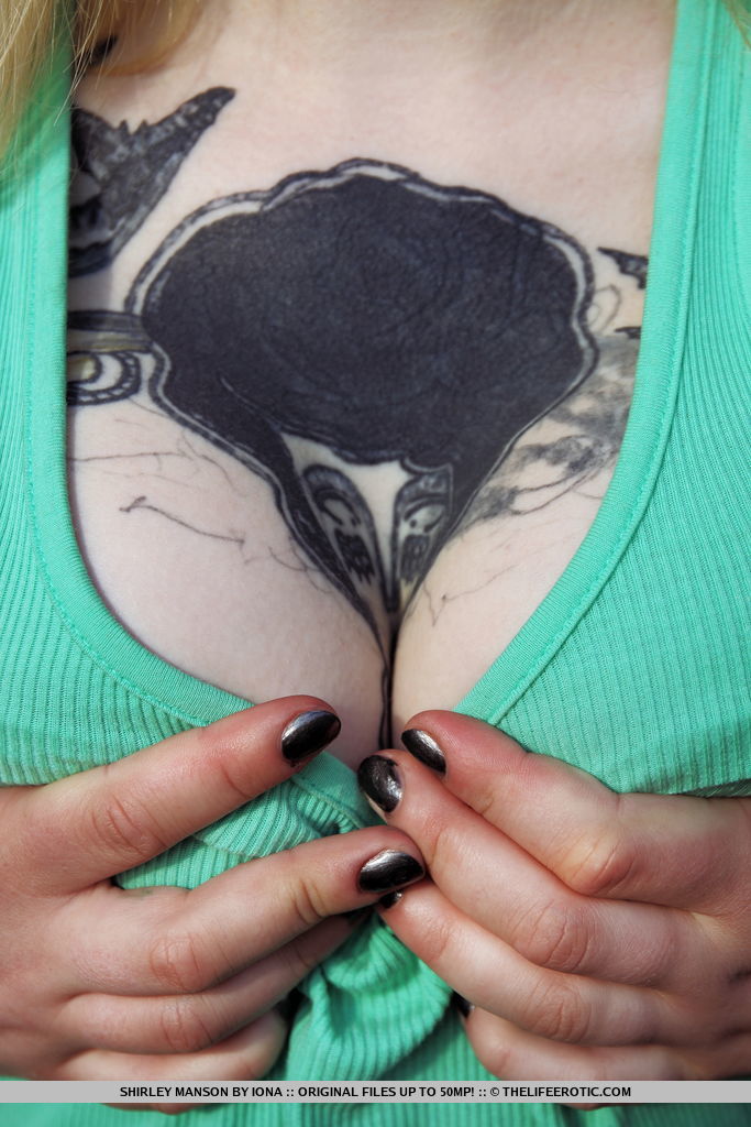 Tattooed blonde girl Shirley Manson strips & spreads her pussy lips outside zdjęcie porno #424640021