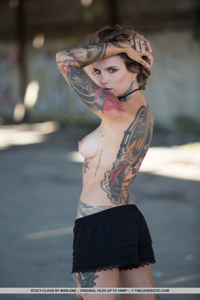 Tattooed hottie Stacy Cloud strips off in public to flaunt her perfect hot ass ポルノ写真 #428129840