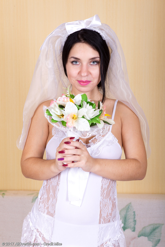 30 plus bride Tanita sticks her flower arrangement in her trimmed muff foto porno #425676564
