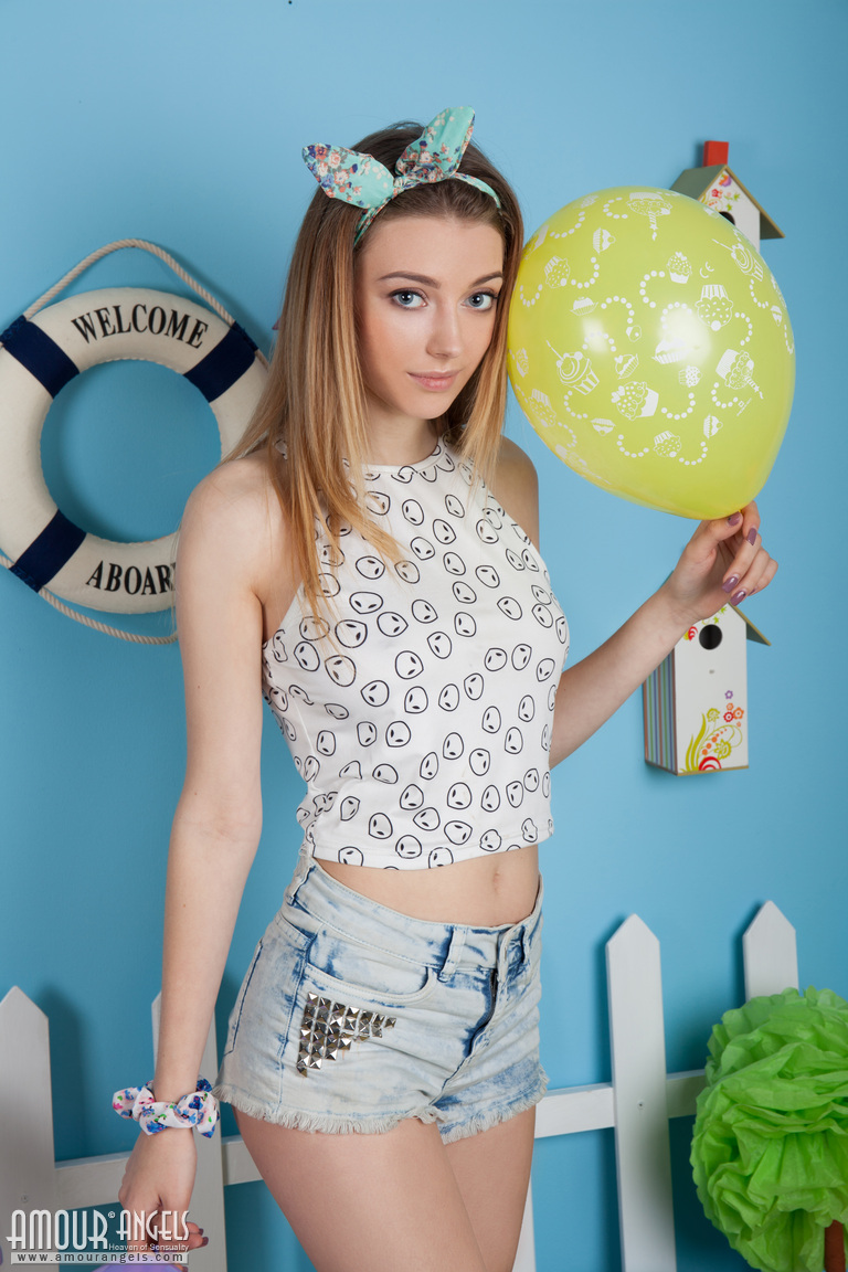 Innocent teen girl uncovers her big natural tits while posing with balloons 포르노 사진 #424722250