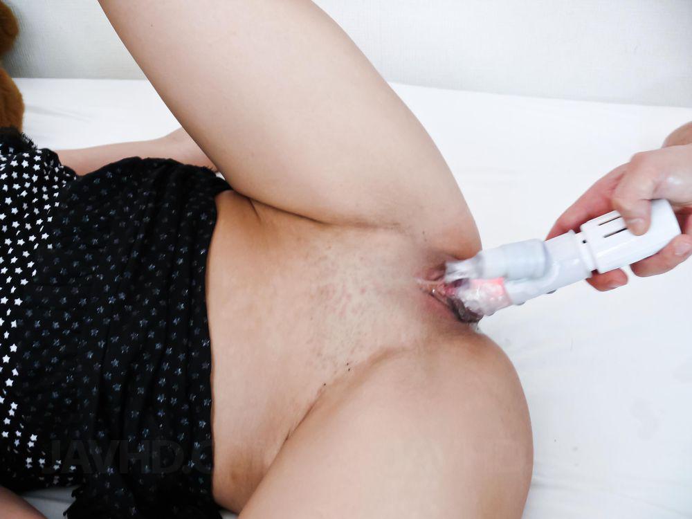 Yuu Shiraishi Asian gets vibrators on and inside shaved beaver foto porno #426025021