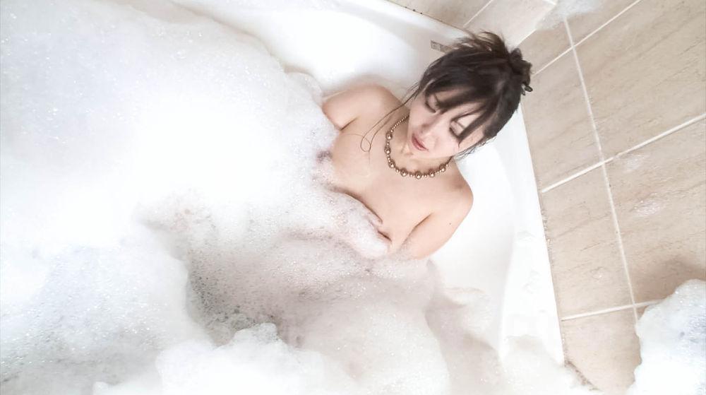 Haruka Oosawa Asian arouses clit with shower on the bathtub edge foto porno #425123445