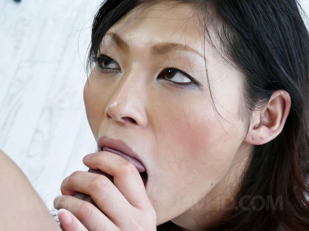 Japanese chick Ryo Sasaki is masturbated before giving oral sex zdjęcie porno #428158636