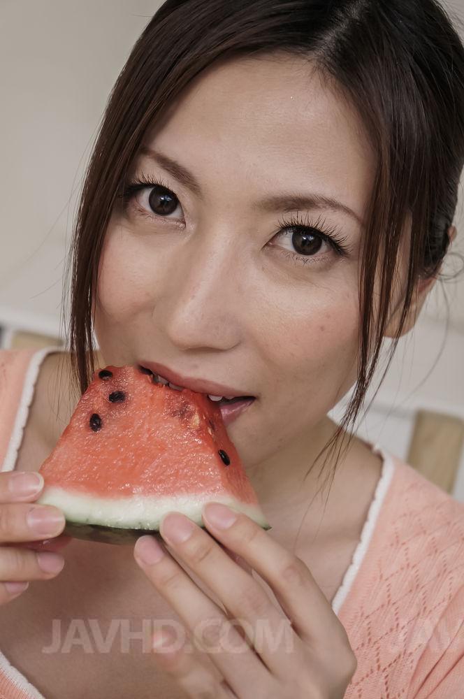 Japanese MILF Mirei Yokoyama eats watermelon before licking a cock foto porno #423161753