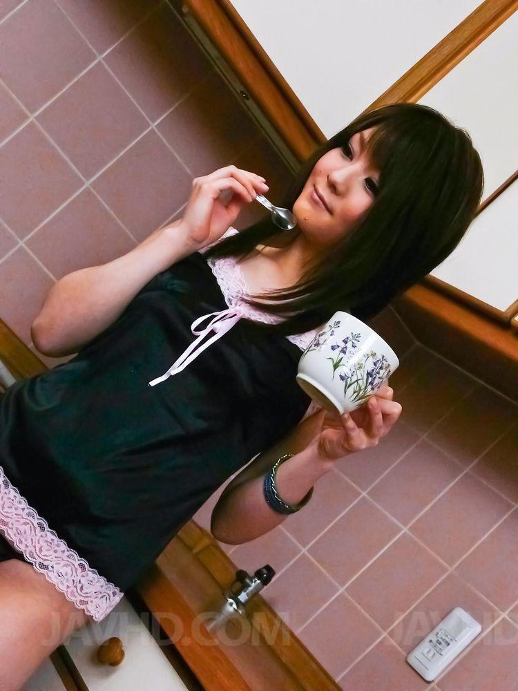 Huwari Asian collects juices of her aroused poonanie in a cup foto pornográfica #424834738 | Hey MILF Pics, Huwari, Japanese, pornografia móvel