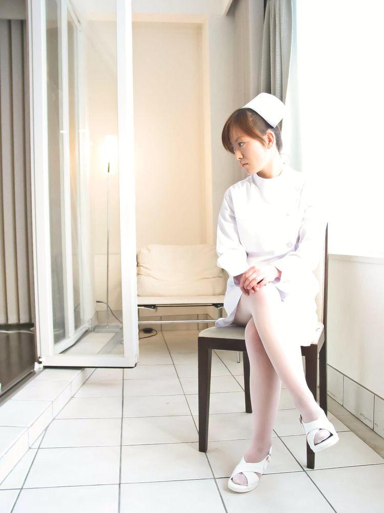 Japanese nurse Miina Minamoto alone and toying in a room porn photo #423943789
