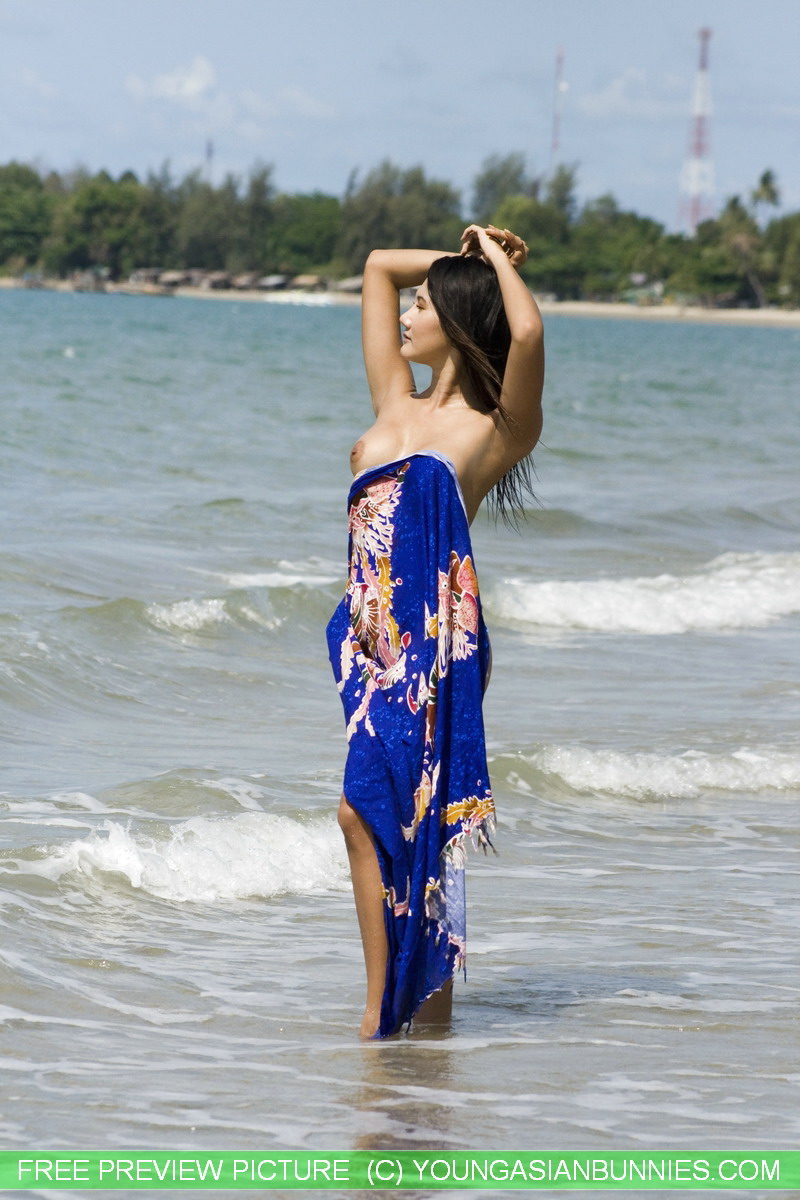 Asian amateur wanders along a beach in just her bikini bottoms zdjęcie porno #428615223