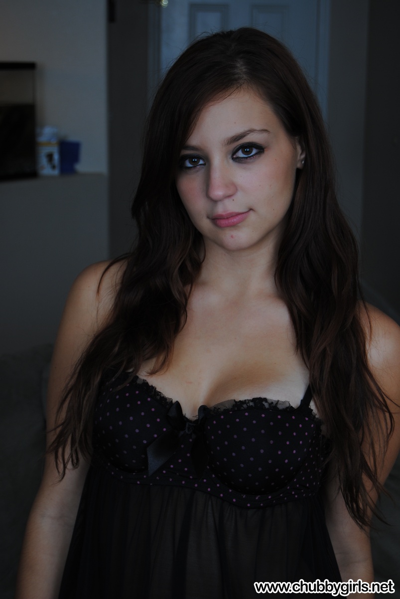 Dark haired beauty Samantha doffs black lace lingerie to spread on her knees zdjęcie porno #429057233