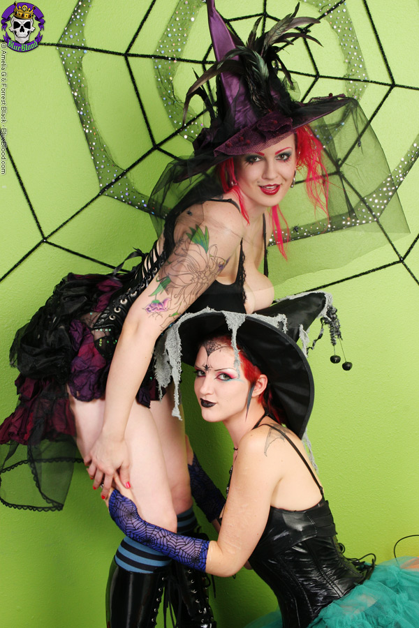 Alt girls Xanthia Doll & Scar have lesbian sex in Halloween costumes porn photo #422969905