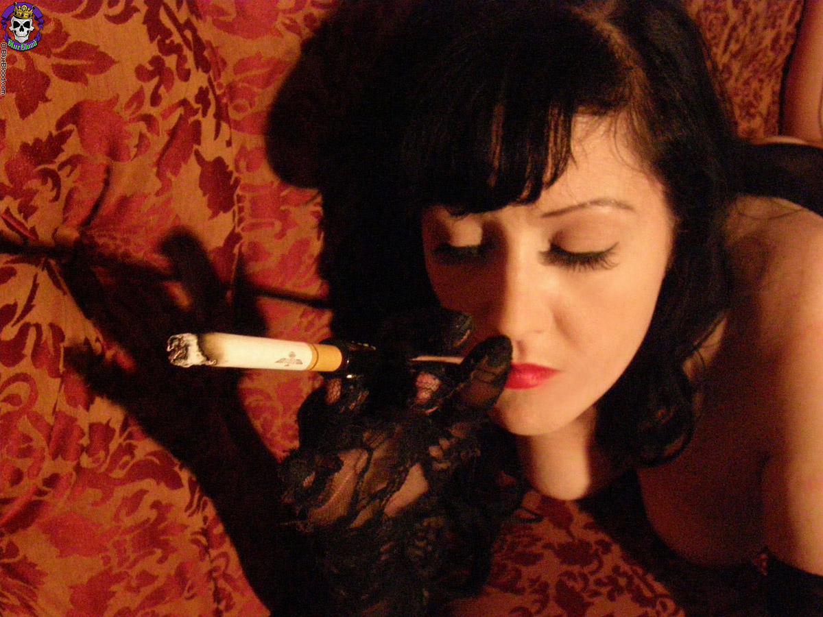 Vintage Gothic style smoking fetish queen porno fotoğrafı #423596293