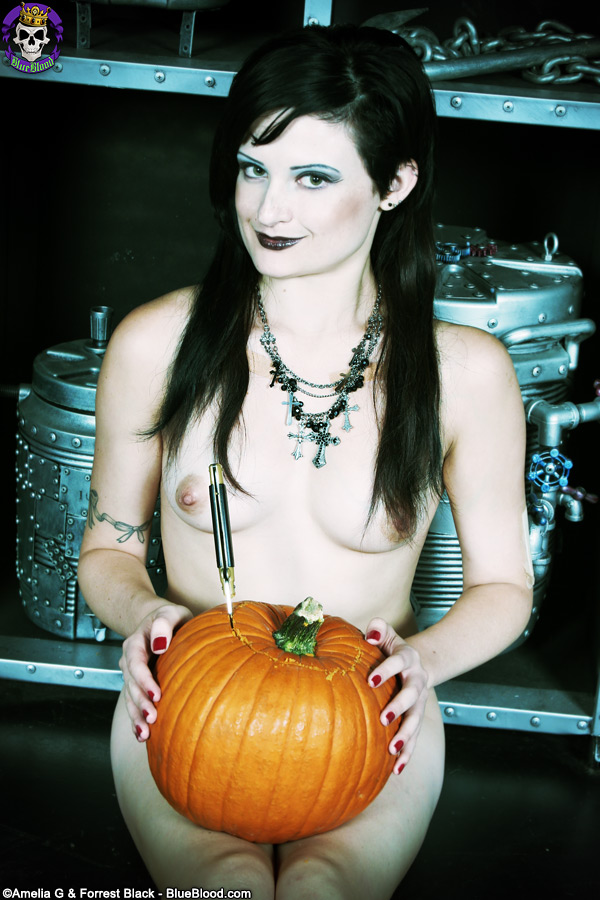 Classic Naked Goth Babe Carving Halloween Pumpkin foto porno #427937175