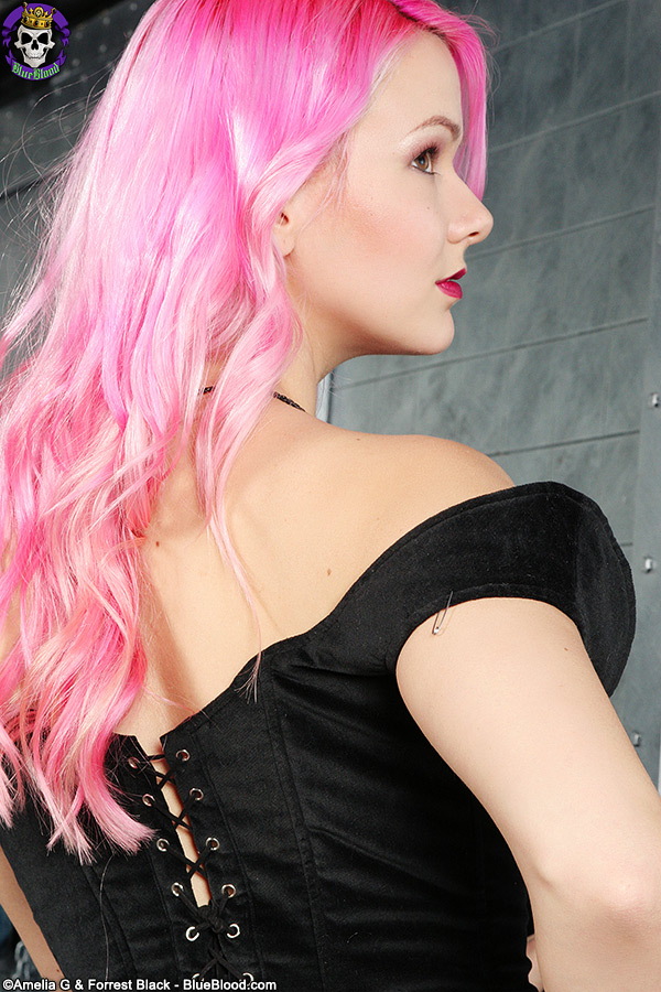 Beautiful girl Raven Le Faye sports pink hair while exposing her perky boobs porno fotoğrafı #423501017