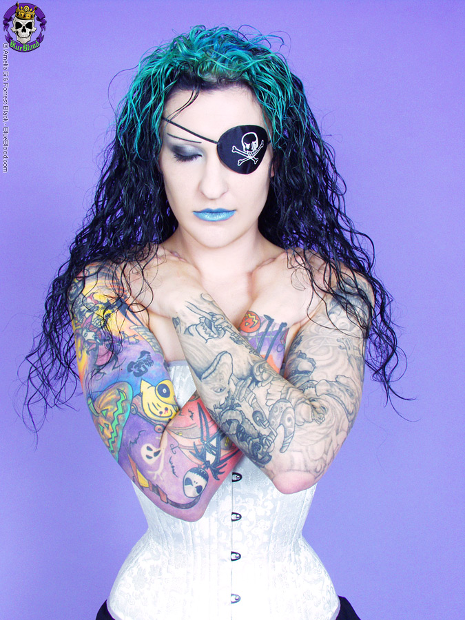 Gothic tattooed pirate girl smirks sexy foto porno #426648033