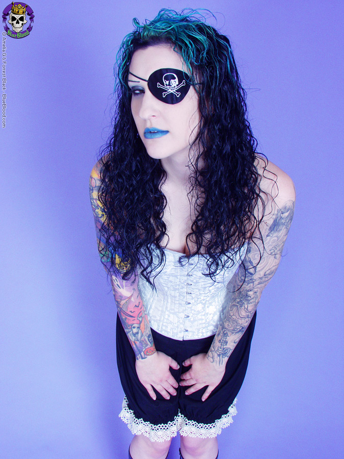 Gothic tattooed pirate girl smirks sexy 色情照片 #426648044