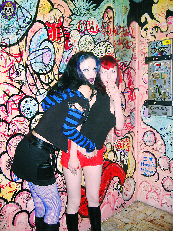 Gothic girls caught in the club bathroom Porno-Foto #422981414