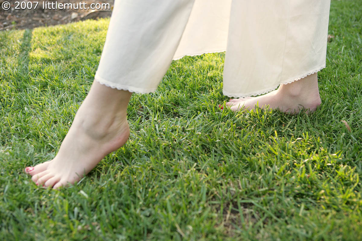 Young amateur walks about barefoot before giving a footjob and fucking ポルノ写真 #422985632