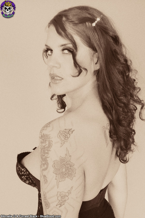 Classic Goth fetish Delilah shows off her corset foto pornográfica #428104034