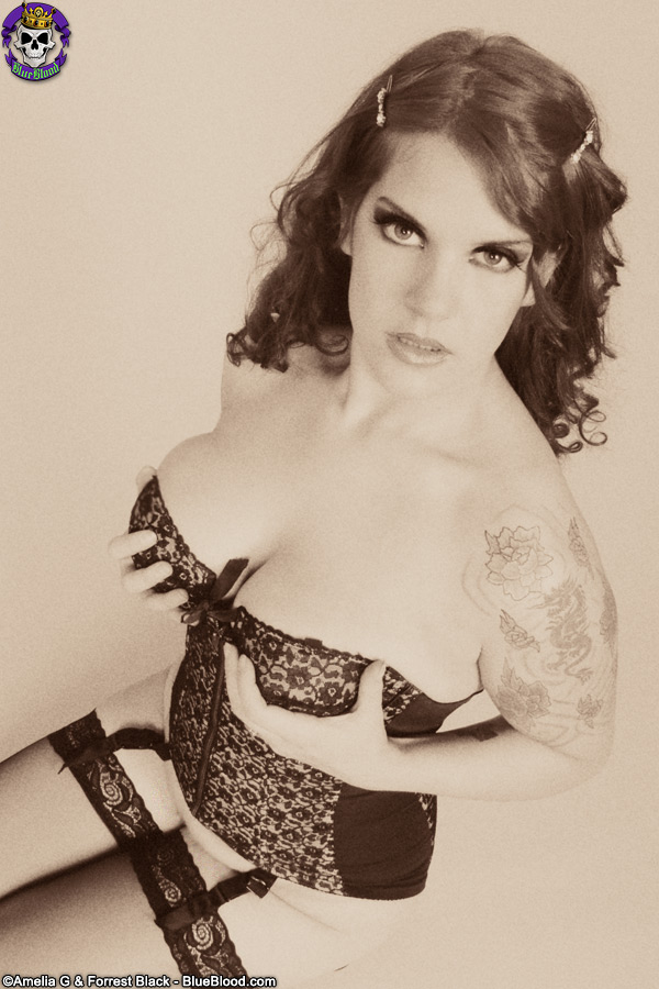 Classic Goth fetish Delilah shows off her corset foto porno #428104041